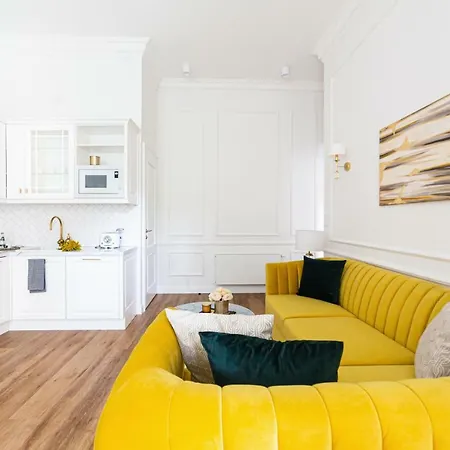 Golden Place Apartment *