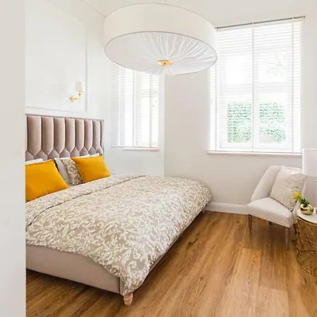 Golden Place Apartment *