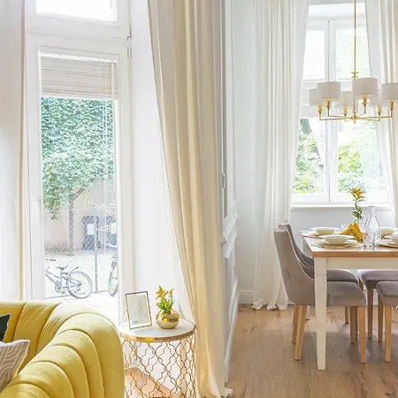Golden Place Apartment *