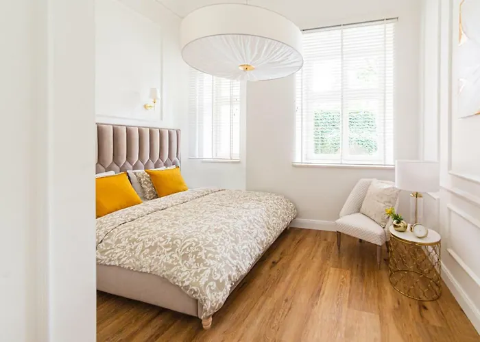 Golden Place Apartment *