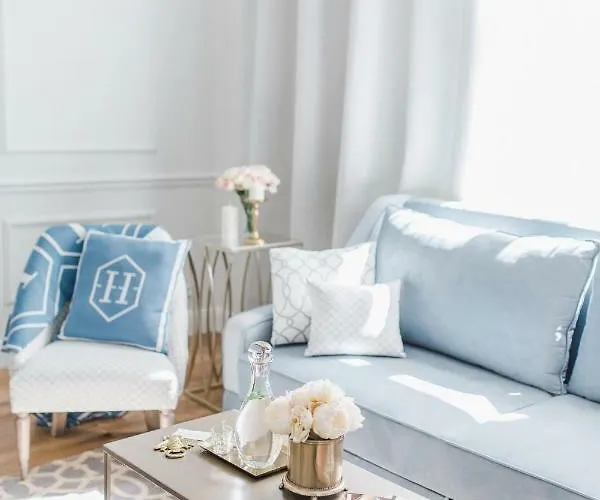 Golden Place Apartment *