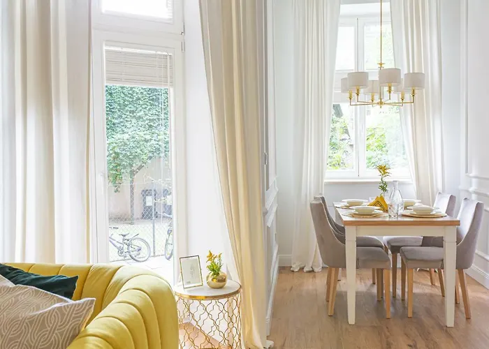 Golden Place Apartment *